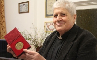 Ksiądz z misyjnym medalem