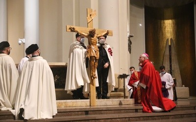 Bp A. Wodarczyk: "Niech każdy z nas przytuli się do krzyża"