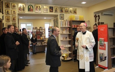 Bp Piotr Libera dokonując poświęcenia księgarni modlił się, aby to miejsce "owocnie służyło Kościołowi"