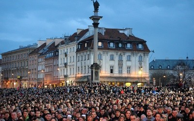 Warszawa 10 kwietnia. Krakowskie Przedmieście po katastrofie samolotu prezydenckiego 