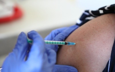 WHO bada decyzję o wstrzymaniu szczepień preparatem Moderny w Szwecji i Danii