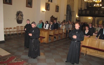 Młodzi Pasjoniści złożyli śluby zakonne w kościele, gdzie spoczywa sługa Boży o. Bernard Kryszkiewicz