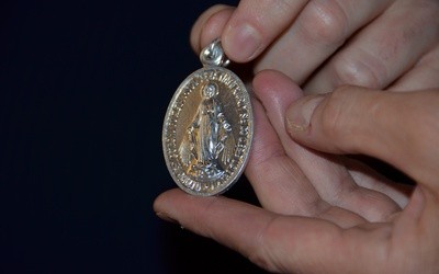 Cudowny medalik - znak rozpoznawczy na habicie sióstr miłosierdzia.