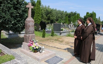 Siostry ze Zgromadzenia Franciszkanek Służebnic Krzyża co roku przyjeżdżają na grób ks. Władysława Krawieckiego - pierwszego kierownika duchowego ich błogosławionej założycielki.