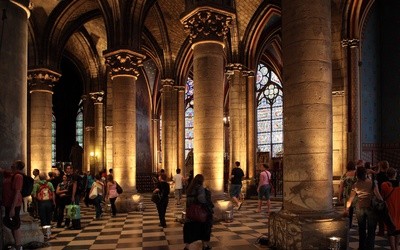 Apel o zachowanie oryginalnych wnętrz Notre Dame: "To, co oszczędził ogień, diecezja chce zniszczyć"
