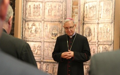 Biskup płocki idzie na pół roku do kamedułów