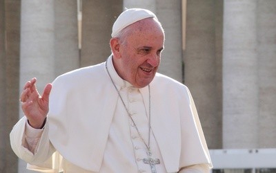 Prasa: Papież wysłał wino strażakom, którzy uwolnili go z windy