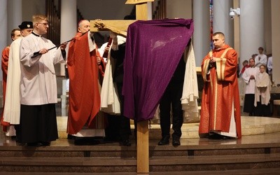 Wielki Piątek. Liturgia w Archikatedrze Chrystusa Króla w Katowicach
