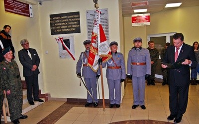 Przedstawiciele władz samorządowych Płońska i powiatu płońskiego przed tablicą upamietniającą marszałka Józefa Piłsudskiego