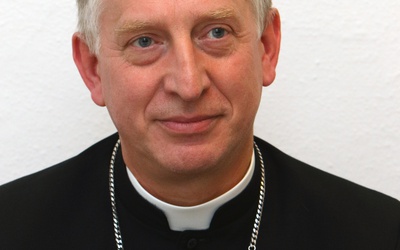 Biskup zawiesił ks. Charamsę