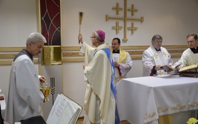 Bp Piotr Libera poświęcił ołtarz i tabernakulum w nowej kaplicy na lotnisku