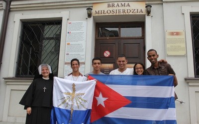 Kubańska młodzież z polską siostrą zakonną w sanktuarium Bożego Miłosierdzia w czasie Światowych Dni Młodzieży.