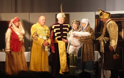 Jedna ze scen spektaklu przedstawiała chrzest małego Stanisława Kostki