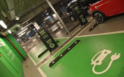 Umożliwienie autom elektrycznym jazdy po buspasach - korzystne dla biznesu i klimatu?