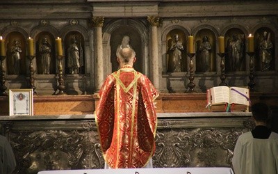 Papież nakłada obowiązek koncelebrowania na księży tradycjonalistów