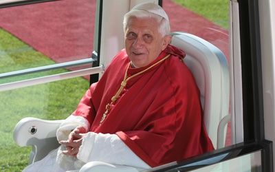 Papież Franciszek wzywa do modlitwy za "bardzo chorego" Benedykta XVI