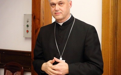 Biskup nominat w chwili ogłoszenia decyzji papieża Franciszka w Kurii Diecezjalnej w Elblągu 