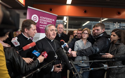Nuncjusz w Warszawie zapewnił o bliskości i solidarności papieża z ofiarami