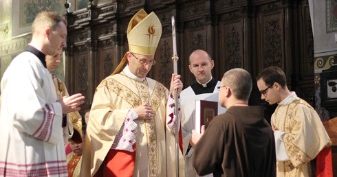 Prymas Wojciech Polak odbiera w darach ołtarza księgę uchwał 43. Synodu Diecezji Płockiej