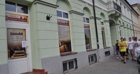 Płocka Księgarnia Diecezjalna mieści się w kamienicy przy pl. Narutowicza 3, nieopodal katedry