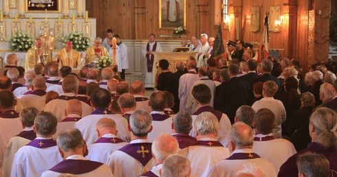 Księża uczestniczący w pogrzebie ks. prał. Marka Makowskiego w Świętym Miejscu