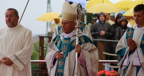 Bp Stanisław Napierała: Bądźcie blisko Maryi, aby zwyciężyć zło