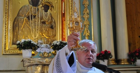 Ks. proboszcz Wojciech Iwanowski ukazuje relikwie św. siostry Faustyny - sekretarki Bożego Miłosierdzia