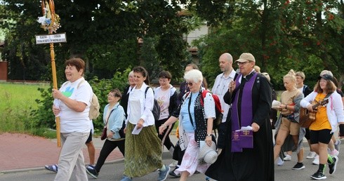 Płońsk. Idą do Matki Niezawodnej Nadziei