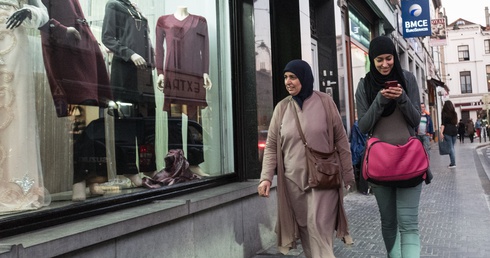 Iran: Władze rozważają blokowanie kont bankowych kobiet, które nie noszą hidżabów