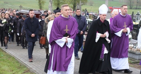 Liturgii pogrzebowej przewodniczył bp Mirosław Milewski.