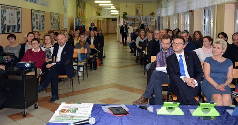 Konsultacje z rodzicami gimnazjalistów klas pierwszych przed wprowadzeniem projektu "e-tablet" w Gimnazjum nr 4 w Ciechanowie
