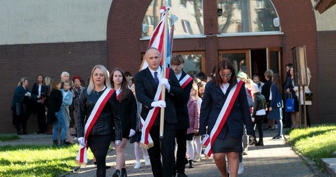 Elbląg. Nowy sztandar Szkoły Podstawowej nr 12