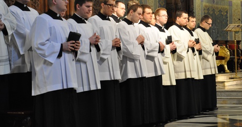 Klerycy WSD w Płocku na modlitwie w prezbiterium płockiej katedry