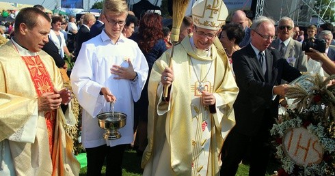 W czasie Mszy św. biskup płocki poświęcił wieńce dożynkowe.