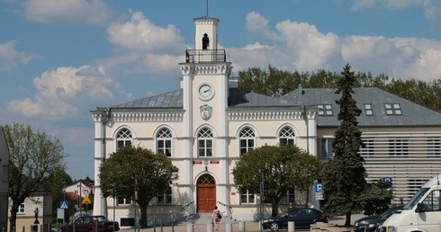 Urząd miasta na placu Jana Pawła II w Ciechanowie