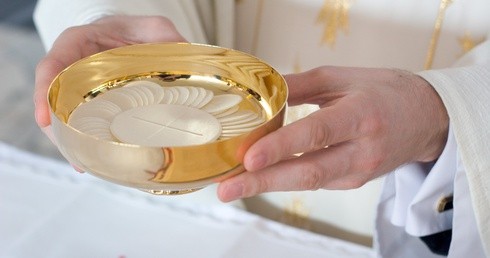 Bp Śmigiel: 1 listopada katolik ma obowiązek uczestniczenia w Mszy świętej