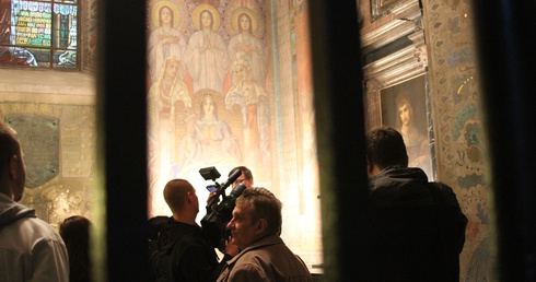 Dziennikarze zwiadzają kaplicę królewską w katedrze. Tu wkrótce ma się ropocząć remont
