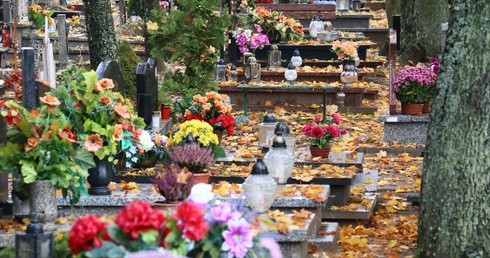 Wszystkich Świętych bez procesji na cmentarzach