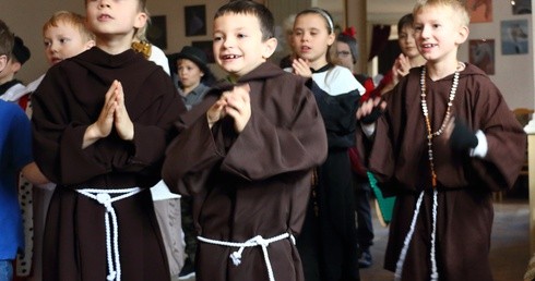 Tańczy trio ojców Pio