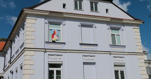 Płock, 11.06.2016. Okno papieskie w domu biskupim