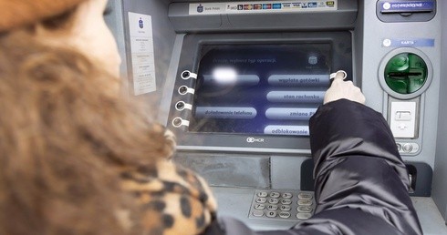 Przy bankomacie