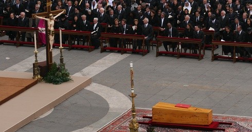 "Św. Jan Paweł II Wielki: na drodze Chrystusa". Rozważania Drogi Krzyżowej autorstwa abp. Marka Jędraszewskiego.