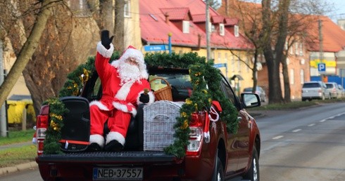 Mikołaj w Starym Polu podróżuje... pickupem