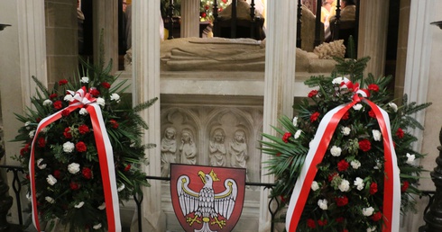 Zaprezentowano nagranie z wnętrza wawelskiego grobu króla Władysława Łokietka
