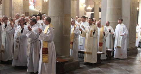 Msza Krzyżma w Płocku. Kapłaństwo, które płonie i znak sprzeciwu