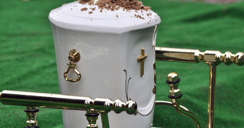 Jak kremacja i rozsypywanie prochów mają się do wiary w zmartwychwstanie?