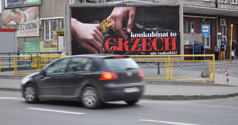 Akcja billboardowa Krajowego Ośrodka Duszpasterstwa Rodzin: "Konkubinat to grzech. Nie cudzołóż" w centrum Płocka
