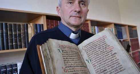 Ks. Dariusz Majewski, dyrektor Archiwum Diecezjalnego, z odzyskanym po 75 latach z Niemiec, XII-wiecznym Pontyfikałem Płockim