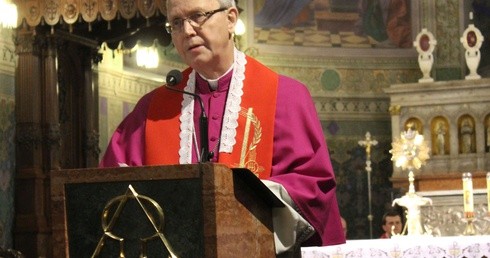 Bp Piotr Libera jest kaznodzieją w czasie tegorocznych nabożeństw Gorzkich Żali w płockiej katedrze