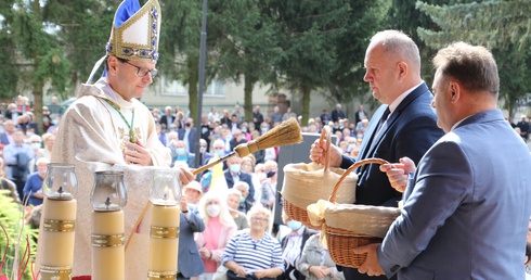 Bp Mirosław Milewski poświęcił ziarno na zasiew, zgodnie z wiekową tradycją uczynił to w święto Matki Biżej Siewnej.